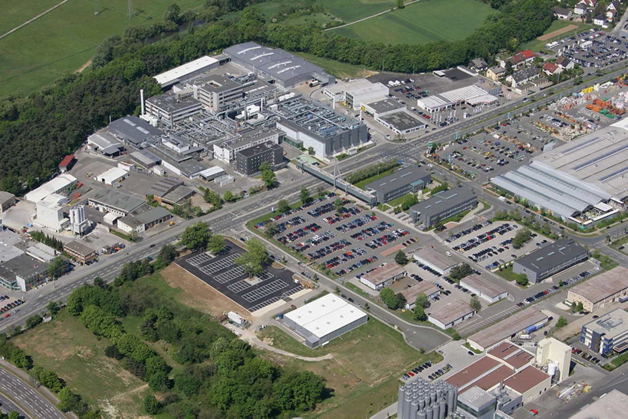 透過 KURZ 減少 CO2 排放並節省資源 KURZ 總部的太陽能電池板鳥瞰圖