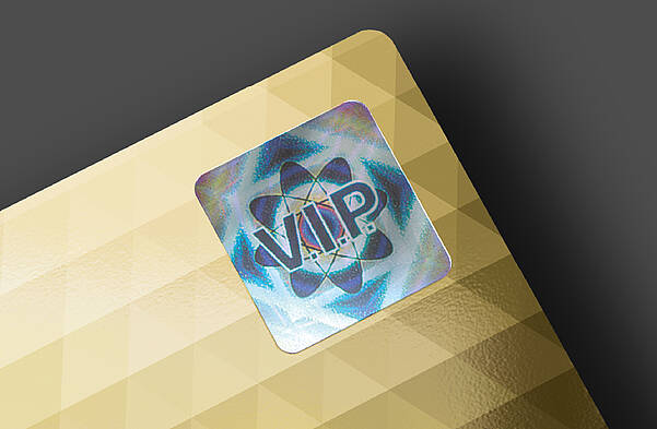 KURZ 金色塑膠卡片上的防偽全息圖貼紙