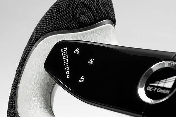 LEONHARD KURZ 為 GE-T 設計的方向盤，具備未來感的控制功能