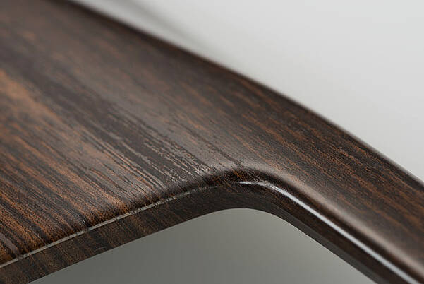 搭載觸感木質設計的汽車儀錶板