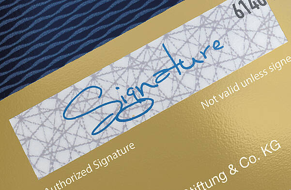 LEONHARD KURZ 出品的附有簽名條的金色信用卡