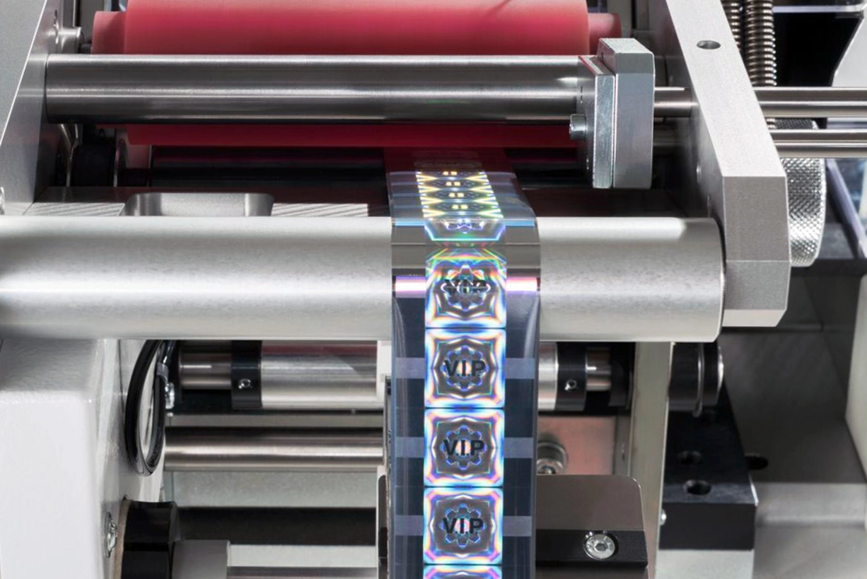 用於塑膠射出成型零部件的熱印全息圖技術 透過 KURZ 熱燙印機運用全息圖技術