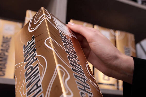 產品設計：採用金色高光實現奢華裝飾處理的摺疊包裝盒