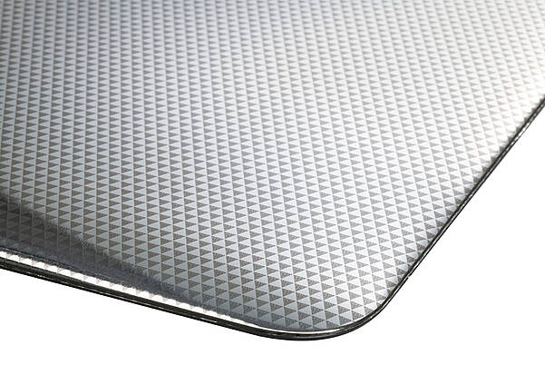 具有 3D 效果與光線反射的鍍鉻表面設計