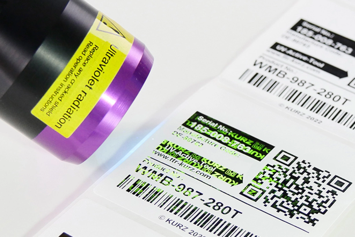 隱藏式防偽特徵實現明確的產品驗證 UV 燈讀取熱轉印標籤上的防偽特徵