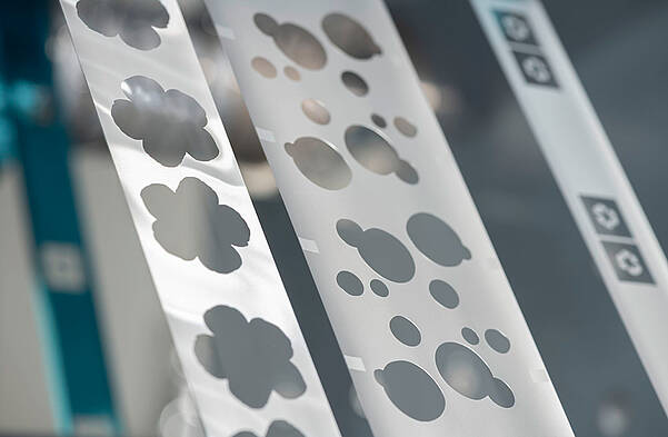 帶有花卉圖案與圓形鏤空的冷轉印箔片