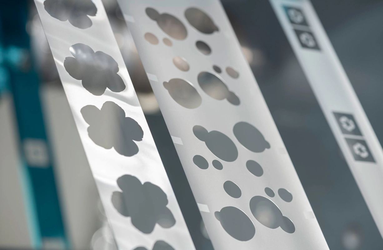 LEONHARD KURZ 精準且環境友善的標籤解決方案 帶有花卉圖案與圓形鏤空的冷轉印箔片