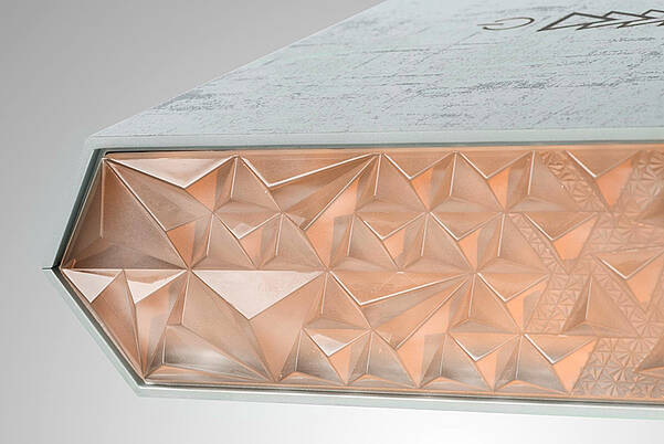 採用水晶設計的背光遊戲電腦