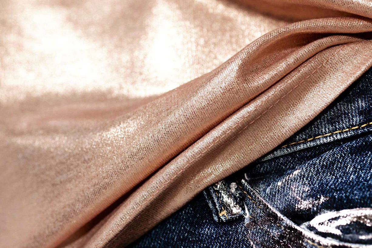 編織面料上的金箔:為特別服裝而設的優雅光感 採用不同顏色金屬箔的織物裝飾