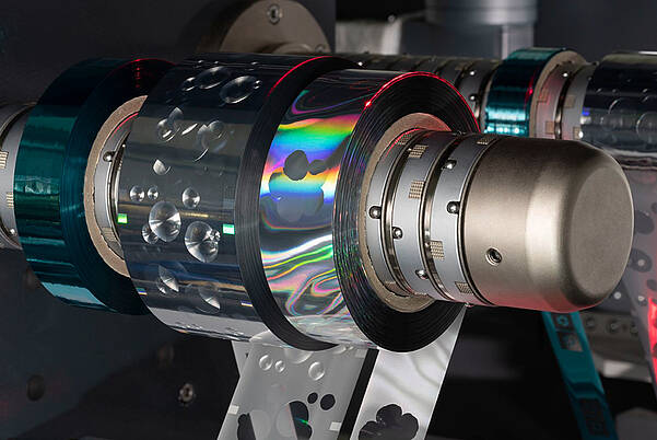 細部視圖：裝有全息圖箔片的冷轉印機