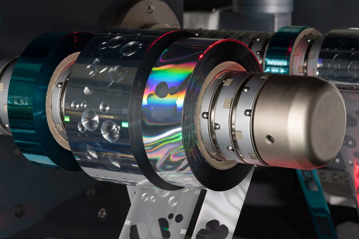 用於優質標籤美飾增效的全息圖冷燙箔 細部視圖:裝有全息圖箔片的冷轉印機