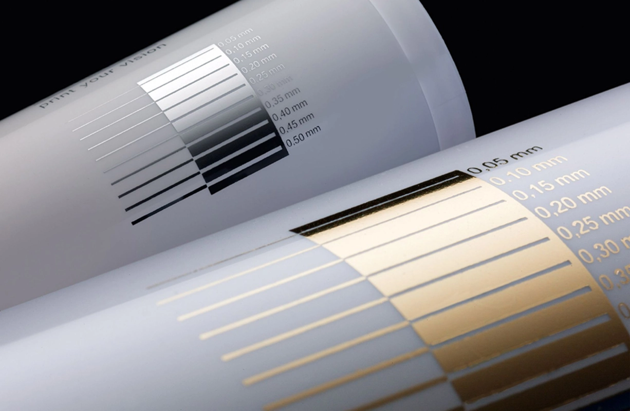 使用高品質的永續 KURZ 解決方案來裝飾塑膠管 KURZ 美飾機專用銀箔與金箔