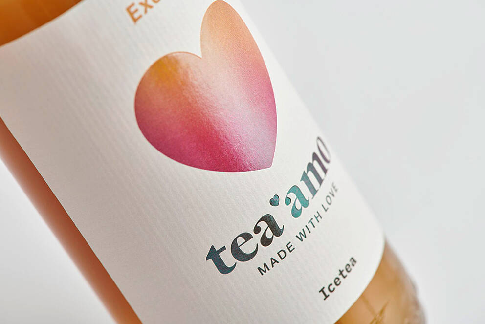 半透明表面裝飾處理的 tea'amo 瓶類標籤貼紙